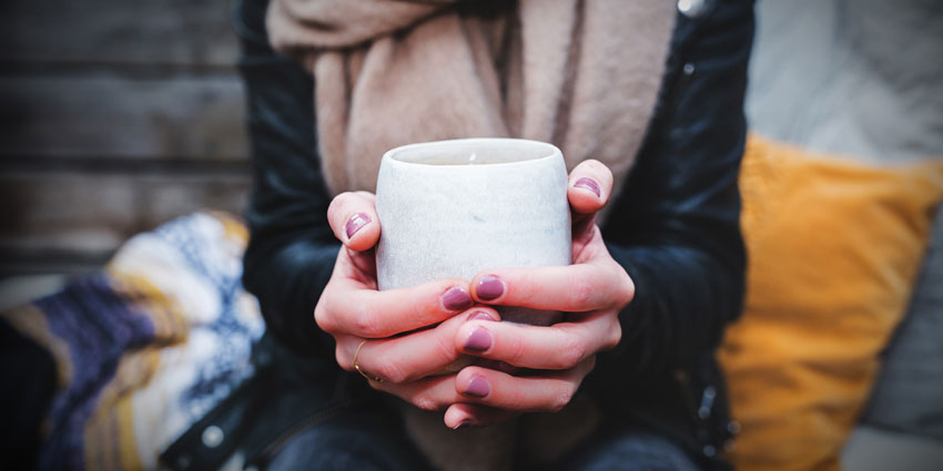 holding hot beverage in cold weather holding hot beverage